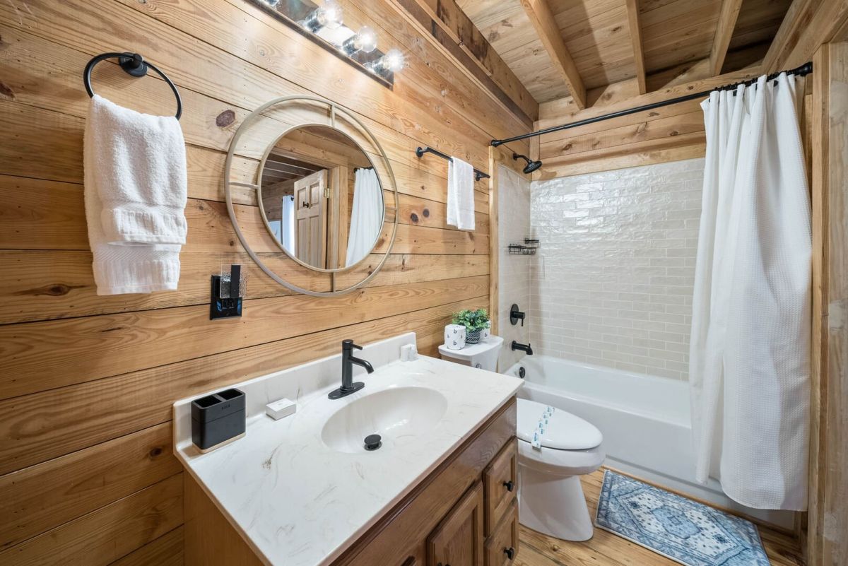 Tub and Shower Combo in the Jack-and-Jill Bathroom