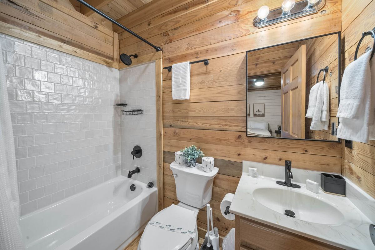 Ensuite Bathroom with a Tub and Shower Combo